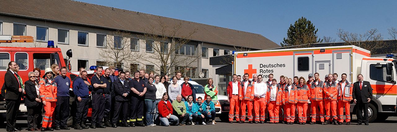 Helferübung: Bereitschaften - Sanitätsdienst; Journalistencamp Szenario „Brandanschlag auf ein Jugendheim“ Helferübung: Bereitschaften - Sanitätsdienst; Journalistencamp Szenario „Brandanschlag auf ein Jugendheim“